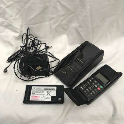Vintage MOTOROLA Cellphone with charger extra battery