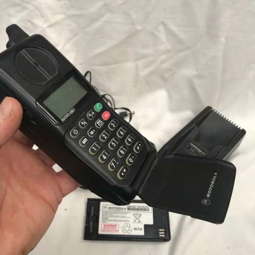 Vintage MOTOROLA Cellphone with charger extra battery