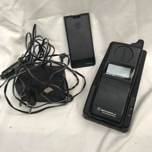 Vintage MOTOROLA Cellphone with charger extra battery