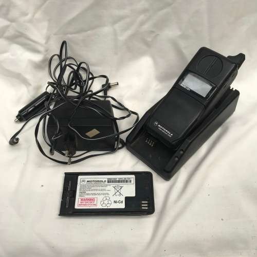 Vintage MOTOROLA Cellphone with charger extra battery