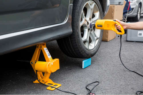 ELECTRIC 12V CAR JACK - LIFESAVER !
