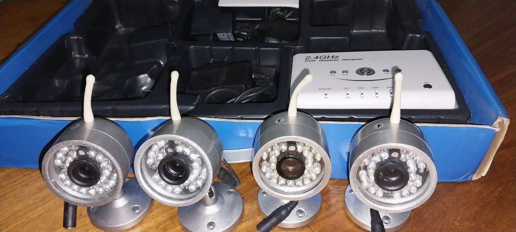 !! SURVEILLANCE WIRELESS MOTION CAMERA SET !!