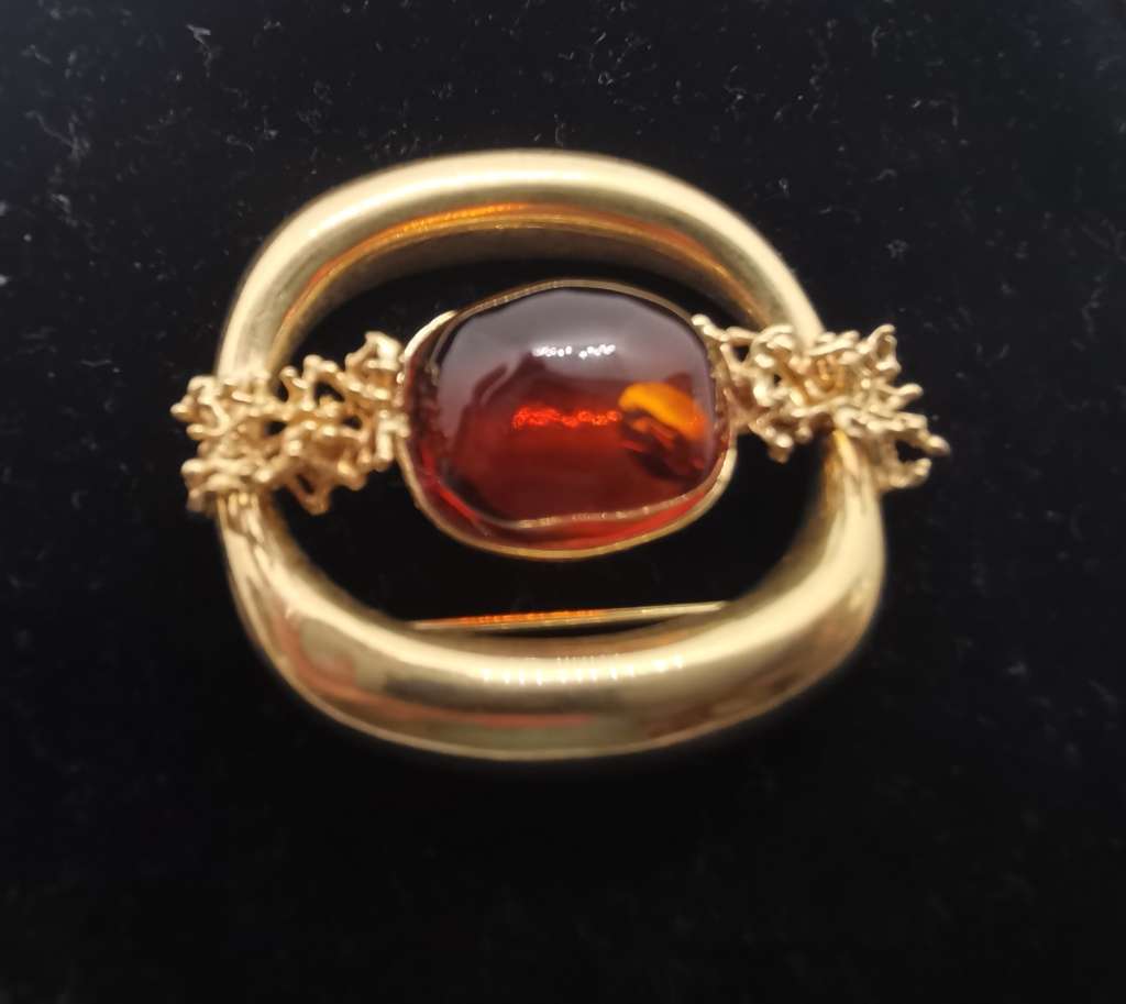 Vintage gold brooch set with amber