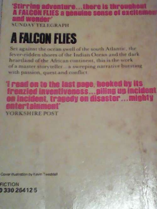 A Falcon Flies (Large Paperback) Wilbur Smith