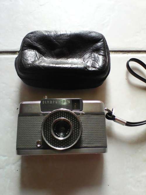 Olympus Pen - EE Circa 1961 Camera (Mint condition @ includes original leather pouch)