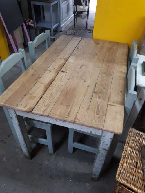 Vintage Farmhouse Breakfast Table With Four Chairs