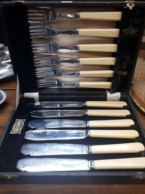 Vintage Cased Sheffield Fish Knives @ Forks