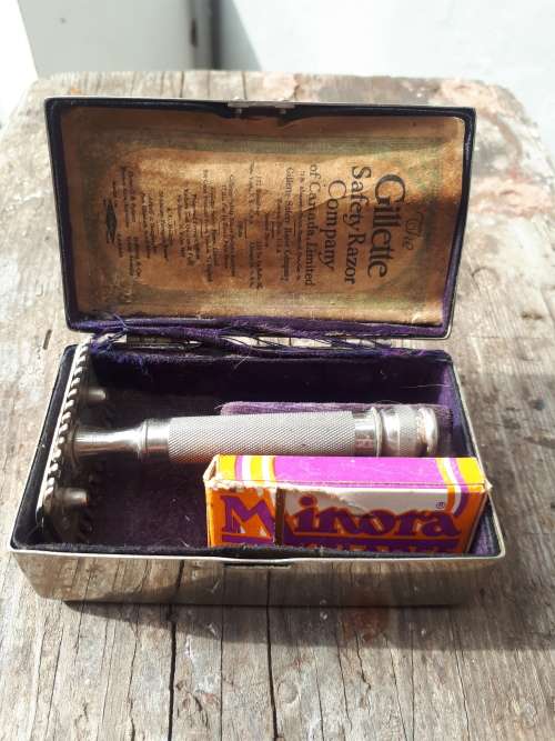 Vintage Gillette Safety Razor With Booklet In Original Box