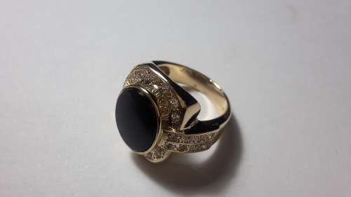 9ct Gold ring with Certificate of valuation (R 10 600)