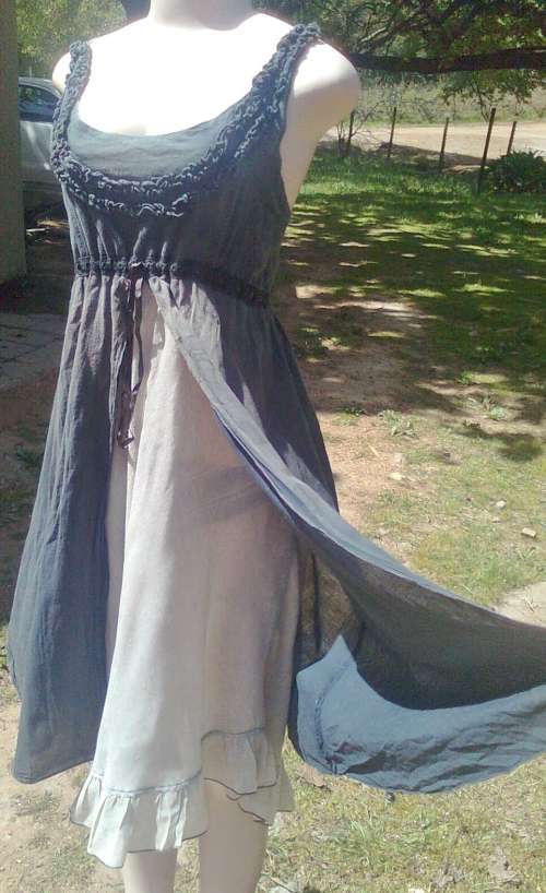 BEAUTIFUL LADIES DRESS - SIZE:  LARGE