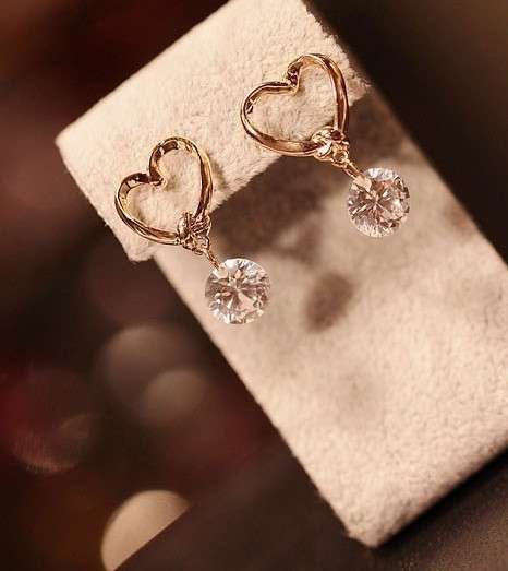 ELEGANT GOLD PLATED LUXURY CRYSTAL ZIRCON HEART STUDS