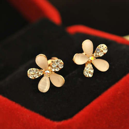 ***CHARMING*** CRYSTAL FLOWER STUDS