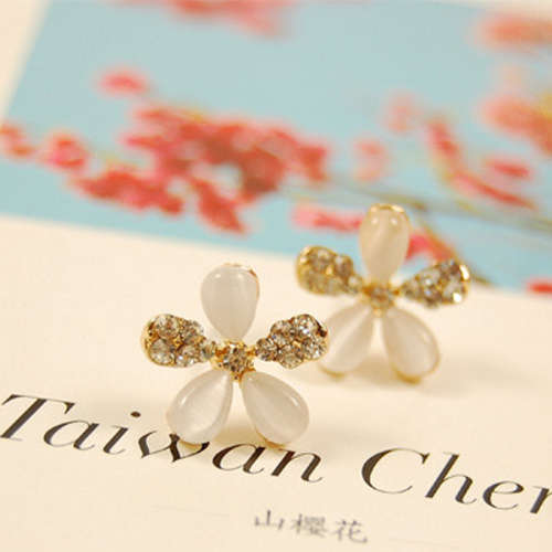 ***CHARMING*** CRYSTAL FLOWER STUDS