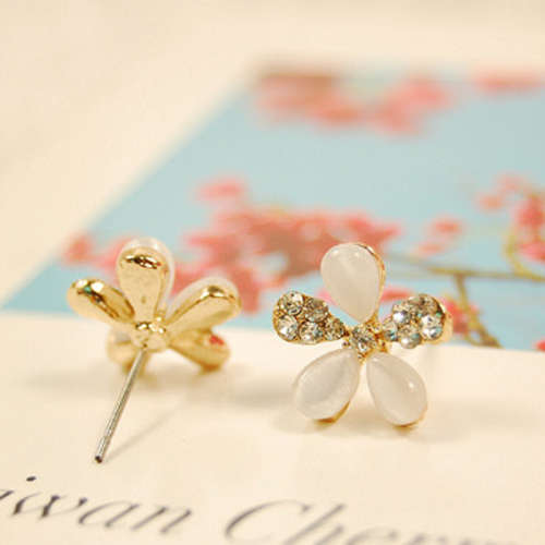 ***CHARMING*** CRYSTAL FLOWER STUDS