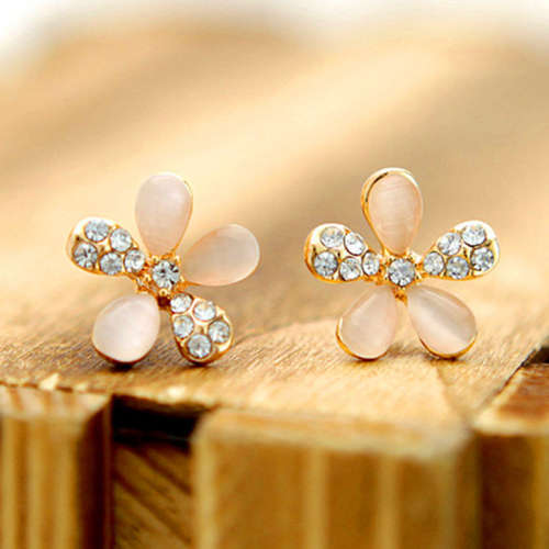 ***CHARMING*** CRYSTAL FLOWER STUDS