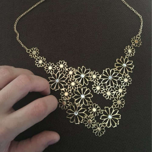 *** STUNNING *** GOLDEN HOLLOW FLOWER NECKLACE