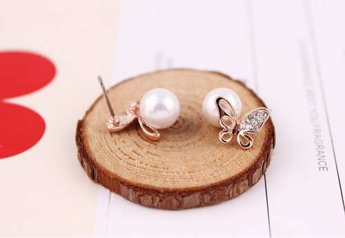 ***BEAUTIFUL*** GOLD BUTTERFLY PEARL EAR STUDS