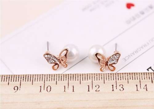 ***BEAUTIFUL*** GOLD BUTTERFLY PEARL EAR STUDS