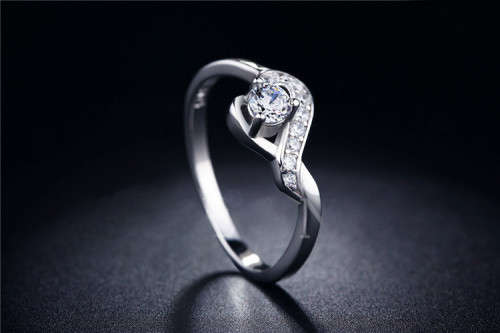 **PROPOSAL*** ENGAGEMENT RING WITH ZIRCONIAS - SIZE 8