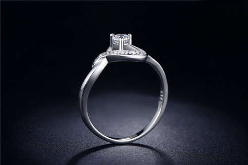 **PROPOSAL*** ENGAGEMENT RING WITH ZIRCONIAS - SIZE 8