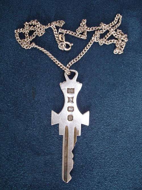 SILVER FRONT DOOR KEY ON SILVER CHAIN - HALLMARKED