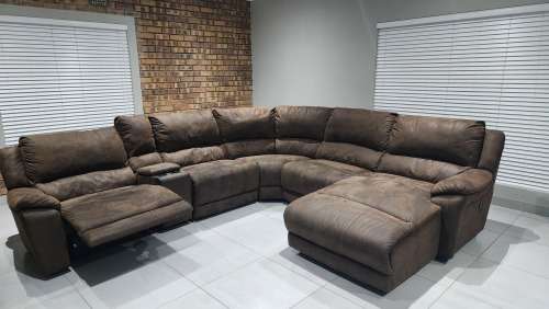 BEAUTIFUL LOUNGE SUITE PAID R30K FOR IT
