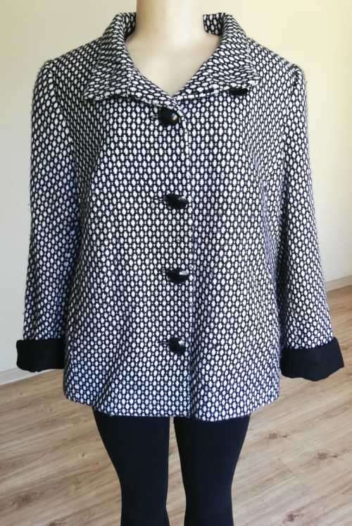 Gorgeous black and White Peacoat