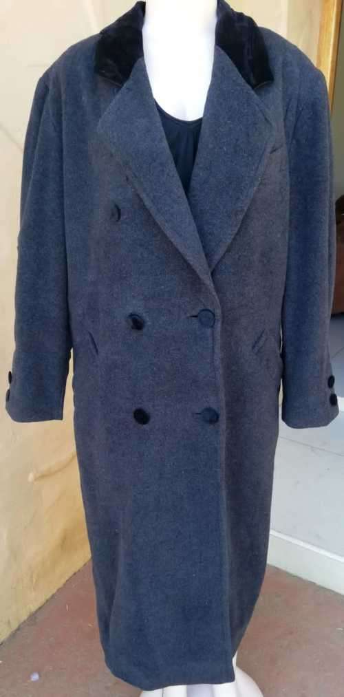 Vintage maxi coat with velvet Collar