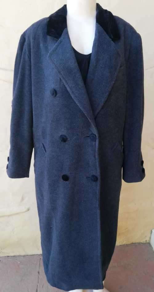 Vintage maxi coat with velvet Collar