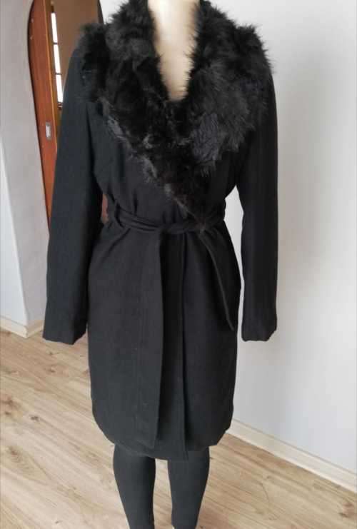 Black belted Melton Coat with faux fur collar