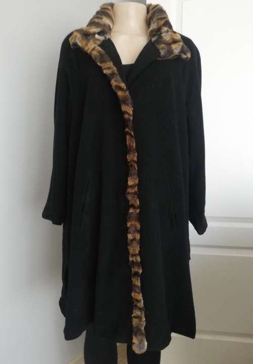 Stunning Coat with faux fur trim