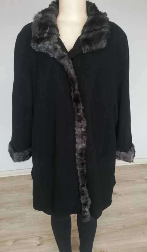 luxury Coat with faux fur trim