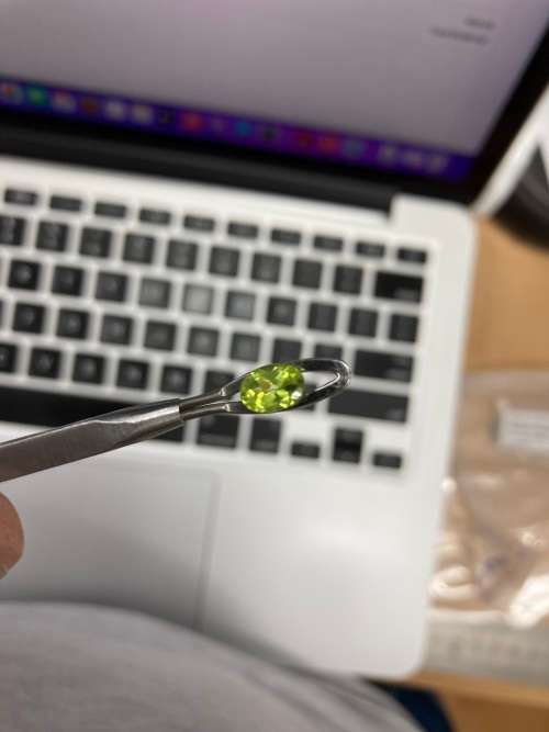 1cts. Naturally mined Peridot. Oval Cut. AMAZINGLY CUT GEMSTONE. 5.1mm x 7.0mm