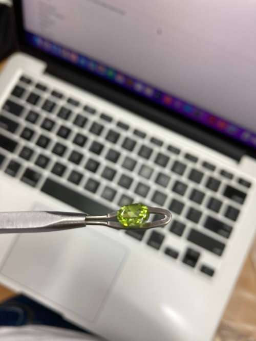 1cts. Naturally mined Peridot. Oval Cut. AMAZINGLY CUT GEMSTONE. 5.1mm x 7.0mm