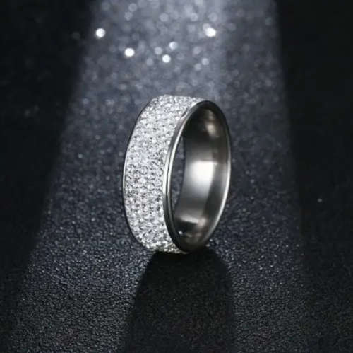 TITANIUM (NEVER FADE) Ring With Simulated Diamonds. SIZE 8