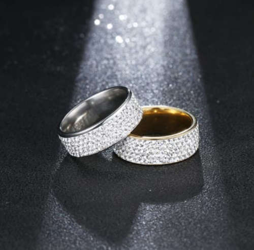 TITANIUM (NEVER FADE) Ring With Simulated Diamonds. SIZE 8