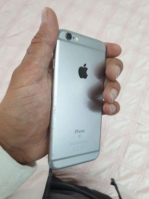 Apple iPhone 6s 32GB - Great Condition. 100% battery health. EVERYTHING WORKS PERFECTLY. Phone Only