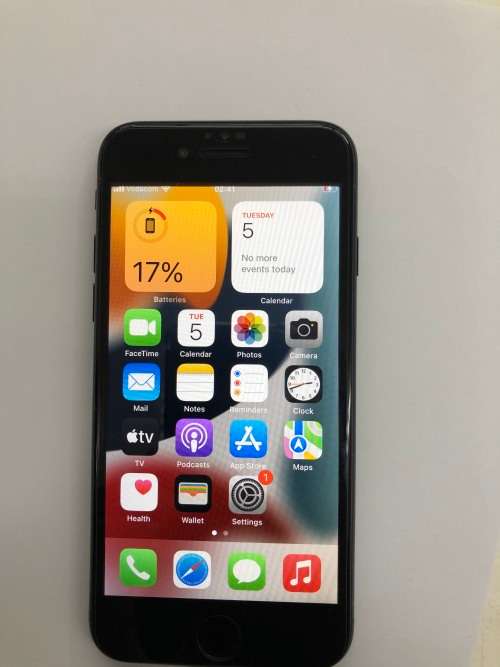 iPhone SE 2020. 64GB. Super clean. No scracthes at all. High sensitivity home button.