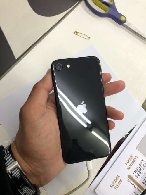 iPhone SE 2020. 64GB. Super clean. No scracthes at all. High sensitivity home button.