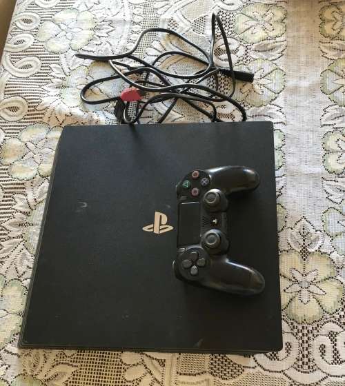 PS4 console with remote ( Please Read)