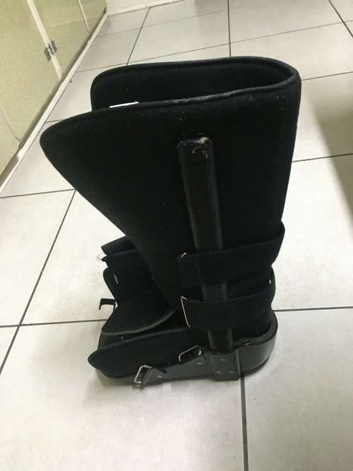 LEG BRACE