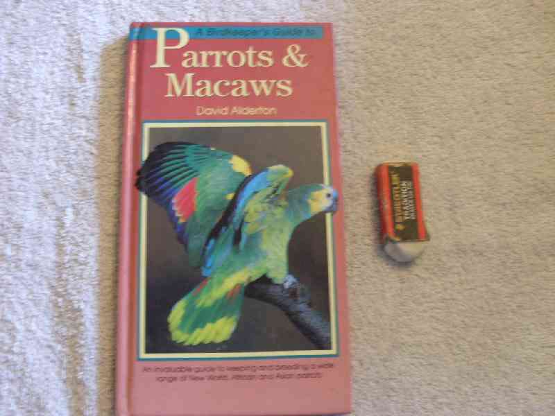 Parrots and Macaws - David Alderton
