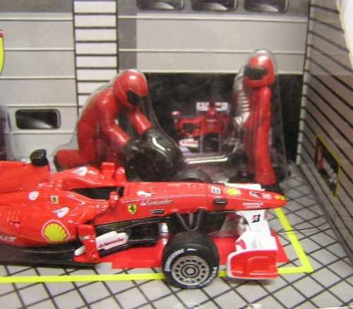 Burago Diecast Model Car Race and Play Ferrari F 10 F10 plus accessories 1/43 scale new in pack