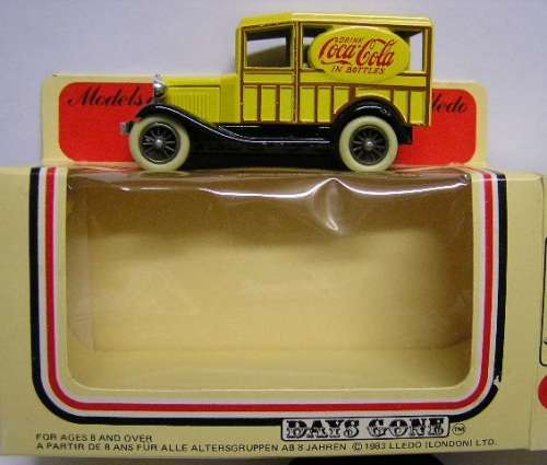 Lledo Days Gone Diecast Model Delivery Van "Coca Cola" + figures 1/76 OO railway scale in pack