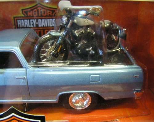 Maisto Diecast Model Car + Motorbike Chevy El Camino 1965 + Harley Davidson XL 1200N Nightster 2007