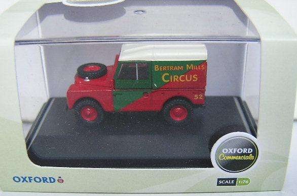 Oxford Diecast Model Car LAN188017 Land Rover 88" inch Hard Top "Bertram Mills Circus" 1/76 OO rail
