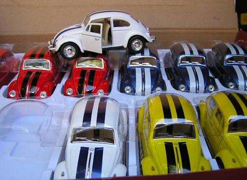 Kinsmart Diecast Model Car VW Volkswagen Classic Beetle 1967 with stripes 1/32 scale new