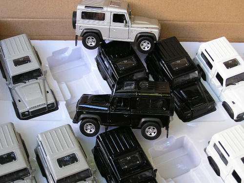 Welly Diecast Model Car Land Rover Defender 90 1/32 scale new