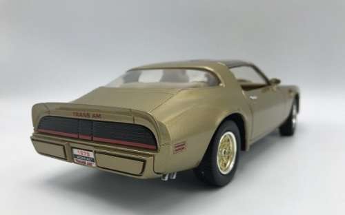 Road Signature Yatming Diecast Model Car 92378 Pontiac Firebird Trans Am 1979 1/18 scale new in pack