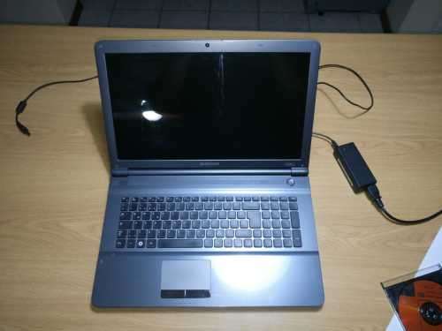 Laptop - Samsung 17.3", Windows 10